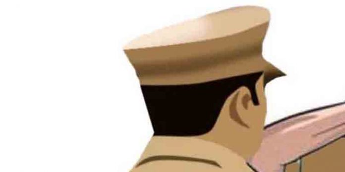 യുവതിയുടെ മൊബൈല് ഫോണില് വിളിച്ച് മോശമായി സംസാരിച്ച പോലീസ് ഓഫീസറെ സസ്പെന്ഡ് ചെയ്തു യുവതിയുടെ മൊബൈല് ഫോണില് വിളിച്ച് മോശമായി സംസാരിച്ച പോലീസ് ഓഫീസറെ സസ്പെന്ഡ് ചെയ്തു