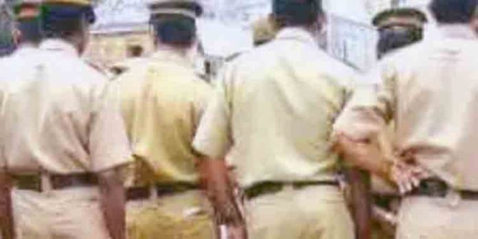 പോലീസ് ഉദ്യോഗസ്ഥര്ക്ക് കൊവിഡ് സ്ഥിരീകരിച്ചതില് ആശങ്ക ഉയരുന്നു പോലീസ് ഉദ്യോഗസ്ഥര്ക്ക് കൊവിഡ് സ്ഥിരീകരിച്ചതില് ആശങ്ക ഉയരുന്നു
