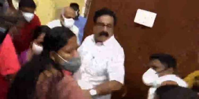 മാസ്റ്റര് പ്ലാന് തയാറാക്കുന്നതിനെച്ചൊല്ലി തൃശൂര് കോര്പറേഷന് കൗണ്സിലില് കയ്യാങ്കളി മാസ്റ്റര് പ്ലാന് തയാറാക്കുന്നതിനെച്ചൊല്ലി തൃശൂര് കോര്പറേഷന് കൗണ്സിലില് കയ്യാങ്കളി
