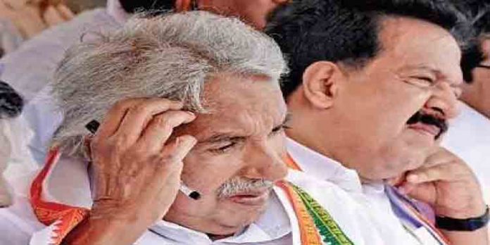 ചെന്നിത്തലയ്ക്കുള്ള പരിഗണന കുറച്ചു ; ഉമ്മന്ചാണ്ടിക്കു നേട്ടം ഡി.സി.സി അധ്യക്ഷന്മാരുടെ അന്തിമ പട്ടിക കൈമാറി ചെന്നിത്തലയ്ക്കുള്ള പരിഗണന കുറച്ചു ; ഉമ്മന്ചാണ്ടിക്കു നേട്ടം ഡി.സി.സി അധ്യക്ഷന്മാരുടെ അന്തിമ പട്ടിക കൈമാറി