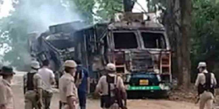 അസമില് കല്ക്കരി ട്രക്കുകള്ക്ക് തീവച്ചു ; സംഭവത്തില് അഞ്ചുപേര് കൊല്ലപ്പെട്ടു അസമില് കല്ക്കരി ട്രക്കുകള്ക്ക് തീവച്ചു ; സംഭവത്തില് അഞ്ചുപേര് കൊല്ലപ്പെട്ടു