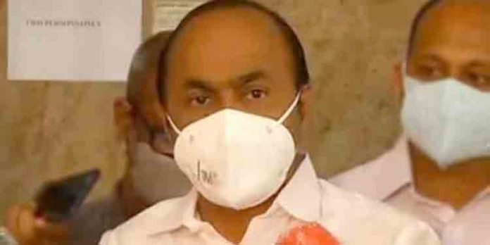 കോവിഡ് ബാധിച്ച് മരിച്ചവരുടെ കണക്കുകള് പുറത്തുവിടാതെ സര്ക്കാര് പൂഴ്ത്തിവെച്ചിരിക്കുകയാണെന്ന് : വി.ഡി സതീശന് കോവിഡ് ബാധിച്ച് മരിച്ചവരുടെ കണക്കുകള് പുറത്തുവിടാതെ സര്ക്കാര് പൂഴ്ത്തിവെച്ചിരിക്കുകയാണെന്ന് : വി.ഡി സതീശന്