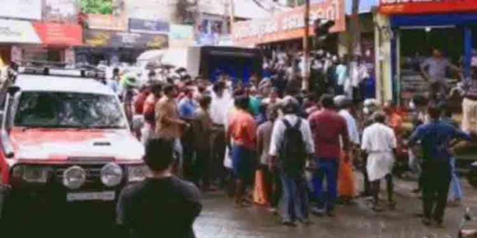 റാന്നി മാമുക്ക് ജംഗ്ഷനില് ഗതാഗത തടസ്സമുണ്ടാക്കി സംഘര്ഷം ; പോലീസ് കേസ്സെടുത്തു റാന്നി മാമുക്ക് ജംഗ്ഷനില് ഗതാഗത തടസ്സമുണ്ടാക്കി സംഘര്ഷം ; പോലീസ് കേസ്സെടുത്തു