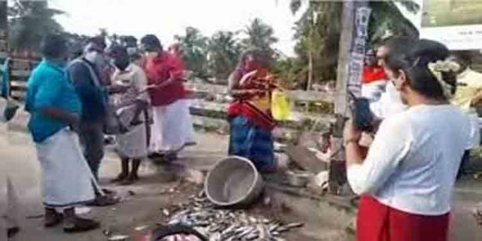 കരമനയില് മീന്തട്ടിത്തെറിപ്പിച്ചത് മരിയ പുഷ്പം തന്നെയെന്നു പോലീസിന്റെ റിപ്പോര്ട്ട് കരമനയില് മീന്തട്ടിത്തെറിപ്പിച്ചത് മരിയ പുഷ്പം തന്നെയെന്നു പോലീസിന്റെ റിപ്പോര്ട്ട്
