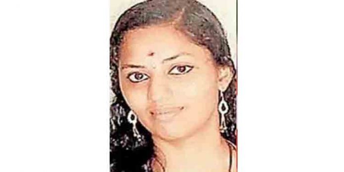 ഭര്ത്താവിനൊപ്പം ബൈക്കില് സഞ്ചരിക്കുന്നതിനിടെ കാറിടിച്ച് യുവതിക്ക് ദാരുണാന്ത്യം ഭര്ത്താവിനൊപ്പം ബൈക്കില് സഞ്ചരിക്കുന്നതിനിടെ കാറിടിച്ച് യുവതിക്ക് ദാരുണാന്ത്യം