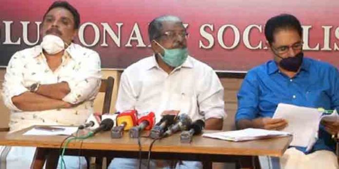 കോണ്ഗ്രസില് ചേരിപ്പോര് രൂക്ഷമായിരിക്കെ കടുത്ത തീരുമാനത്തിലേയ്ക്ക് ആര്എസ്പി നീങ്ങുന്നു കോണ്ഗ്രസില് ചേരിപ്പോര് രൂക്ഷമായിരിക്കെ കടുത്ത തീരുമാനത്തിലേയ്ക്ക് ആര്എസ്പി നീങ്ങുന്നു