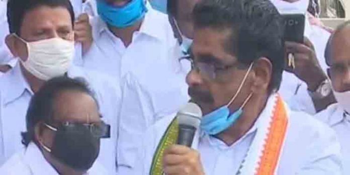 പരസ്യ പ്രതികരണത്തിനില്ല ; നിലപാട് ഹൈക്കമാന്റിനെ അറിയിച്ചു മുല്ലപ്പള്ളി പരസ്യ പ്രതികരണത്തിനില്ല ; നിലപാട് ഹൈക്കമാന്റിനെ അറിയിച്ചു മുല്ലപ്പള്ളി