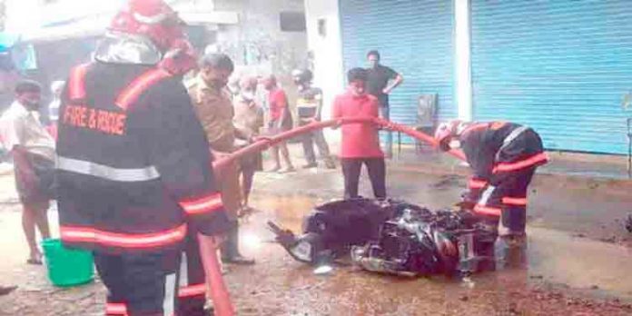 ചാര്ജ് ചെയ്യുന്നതിനിടെ ഇലക്ട്രിക് സ്കൂട്ടറിന് തീപിടിച്ചു ചാര്ജ് ചെയ്യുന്നതിനിടെ ഇലക്ട്രിക് സ്കൂട്ടറിന് തീപിടിച്ചു
