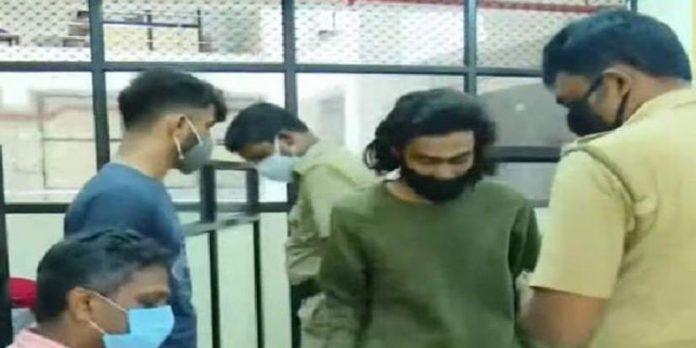 കാക്കനാട് ലഹരിവേട്ട ; അന്വേഷണം ഊർജിതമാക്കി എക്സൈസ് – വിട്ടയച്ച യുവതിയെ പ്രതിചേർക്കും കാക്കനാട് ലഹരിവേട്ട ; അന്വേഷണം ഊർജിതമാക്കി എക്സൈസ് – വിട്ടയച്ച യുവതിയെ പ്രതിചേർക്കും