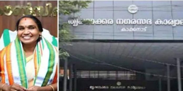 തൃക്കാക്കരയിലെ പണക്കിഴി വിവാദം ; നിര്ണായക ദൃശ്യങ്ങള് പിടിച്ചെടുത്തു – റെയ്ഡ് അവസാനിച്ചത് പുലര്ച്ച രണ്ടിന് തൃക്കാക്കരയിലെ പണക്കിഴി വിവാദം ; നിര്ണായക ദൃശ്യങ്ങള് പിടിച്ചെടുത്തു – റെയ്ഡ് അവസാനിച്ചത് പുലര്ച്ച രണ്ടിന്