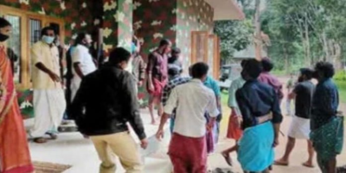 യുവാവിന്റെ വാഹനത്തിൽനിന്ന് ചന്ദനം പിടിച്ചു ; വനംവകുപ്പ് കള്ളക്കേസിൽ കുടുക്കിഎന്നാരോപിച്ച് നാട്ടുകാരുടെ പ്രതിഷേധം യുവാവിന്റെ വാഹനത്തിൽനിന്ന് ചന്ദനം പിടിച്ചു ; വനംവകുപ്പ് കള്ളക്കേസിൽ കുടുക്കിഎന്നാരോപിച്ച് നാട്ടുകാരുടെ പ്രതിഷേധം