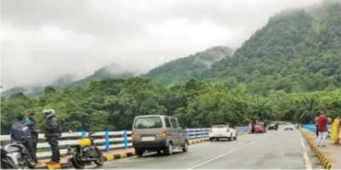 ആതിരപ്പള്ളിയില് ഒഴുകിയെത്തി സഞ്ചാരികൾ ; തിരിച്ചയച്ച് അധികൃതർ ആതിരപ്പള്ളിയില് ഒഴുകിയെത്തി സഞ്ചാരികൾ ; തിരിച്ചയച്ച് അധികൃതർ