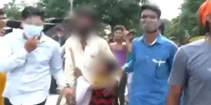 മുസ്ലീം യുവാവിനെ ആക്രമിച്ച് “ജയ് ശ്രീറാം” വിളിപ്പിച്ച് അക്രമികള് മുസ്ലീം യുവാവിനെ ആക്രമിച്ച് “ജയ് ശ്രീറാം” വിളിപ്പിച്ച് അക്രമികള്