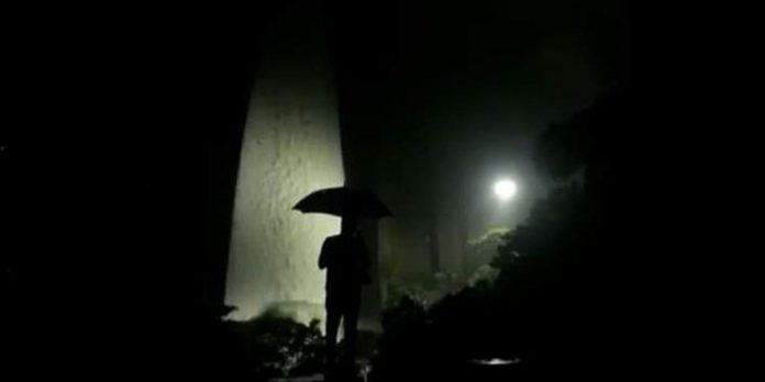 യുവതിയെ കടന്നുപിടിച്ചു വസ്ത്രം വലിച്ചുകീറി ; കറുത്ത ചായം പൂശി വീണ്ടും അജ്ഞാത സംഘത്തിന്റെ വിളയാട്ടം യുവതിയെ കടന്നുപിടിച്ചു വസ്ത്രം വലിച്ചുകീറി ; കറുത്ത ചായം പൂശി വീണ്ടും അജ്ഞാത സംഘത്തിന്റെ വിളയാട്ടം