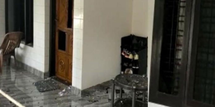 ശാസ്താംകോട്ടയില് വീടിന് നേരെ ബോംബേറ് ശാസ്താംകോട്ടയില് വീടിന് നേരെ ബോംബേറ്