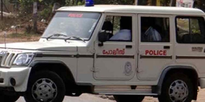 ബലിതര്പ്പണത്തിന് പോയ കുടുംബത്തിന് 2000 രൂപ പിഴ ഈടാക്കി പോലീസ് ബലിതര്പ്പണത്തിന് പോയ കുടുംബത്തിന് 2000 രൂപ പിഴ ഈടാക്കി പോലീസ്
