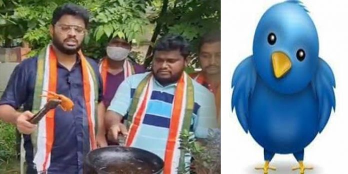 രാഹുല് ഗാന്ധിയുടെ ട്വിറ്റര് അക്കൗണ്ട് ; ‘ട്വിറ്റര് പക്ഷി’യെ എണ്ണയില് പൊരിച്ചെടുത്ത് കോണ്ഗ്രസ് പ്രവര്ത്തകരുടെ പ്രതിഷേധം രാഹുല് ഗാന്ധിയുടെ ട്വിറ്റര് അക്കൗണ്ട് ; ‘ട്വിറ്റര് പക്ഷി’യെ എണ്ണയില് പൊരിച്ചെടുത്ത് കോണ്ഗ്രസ് പ്രവര്ത്തകരുടെ പ്രതിഷേധം