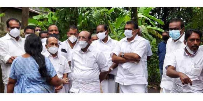 കുറ്റൂര് പഞ്ചായത്ത് പ്രസിഡന്റിന്റെ ഗുണ്ടായിസം ; യു.ഡി.എഫ് നാളെ കുറ്റൂര് പഞ്ചായത്ത് ഓഫീസ് ഉപരോധിക്കും കുറ്റൂര് പഞ്ചായത്ത് പ്രസിഡന്റിന്റെ ഗുണ്ടായിസം ; യു.ഡി.എഫ് നാളെ കുറ്റൂര് പഞ്ചായത്ത് ഓഫീസ് ഉപരോധിക്കും