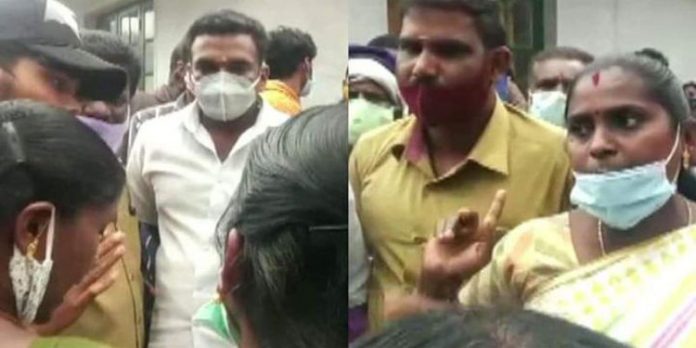 വാക്സിന് നല്കിയില്ല ; ദേവികുളത്ത് ആരോഗ്യവകുപ്പ് ജീവനക്കാരെ തടഞ്ഞുവെച്ച് തൊഴിലാളികള് വാക്സിന് നല്കിയില്ല ; ദേവികുളത്ത് ആരോഗ്യവകുപ്പ് ജീവനക്കാരെ തടഞ്ഞുവെച്ച് തൊഴിലാളികള്