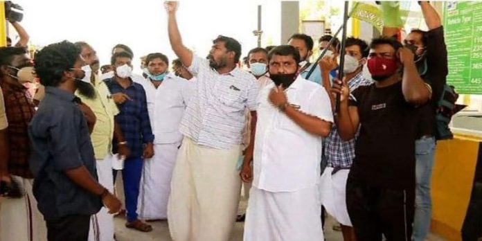 കഴക്കൂട്ടം – കാരോട് ദേശീയ പാത ടോൾ പിരിവിനെതിരെ പ്രതിഷേധം ; സമരവുമായി യൂത്ത് കോണ്ഗ്രസ് കഴക്കൂട്ടം – കാരോട് ദേശീയ പാത ടോൾ പിരിവിനെതിരെ പ്രതിഷേധം ; സമരവുമായി യൂത്ത് കോണ്ഗ്രസ്