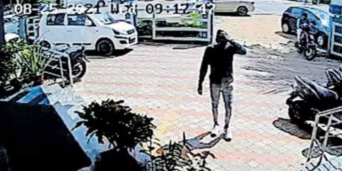 താക്കോല് വെച്ച് ഉടമസ്ഥന് പോയി – സ്കൂട്ടര് മോഷ്ടാക്കള് കടത്തി ; ദൃശ്യങ്ങള് സിസി ടിവിയില് താക്കോല് വെച്ച് ഉടമസ്ഥന് പോയി – സ്കൂട്ടര് മോഷ്ടാക്കള് കടത്തി ; ദൃശ്യങ്ങള് സിസി ടിവിയില്