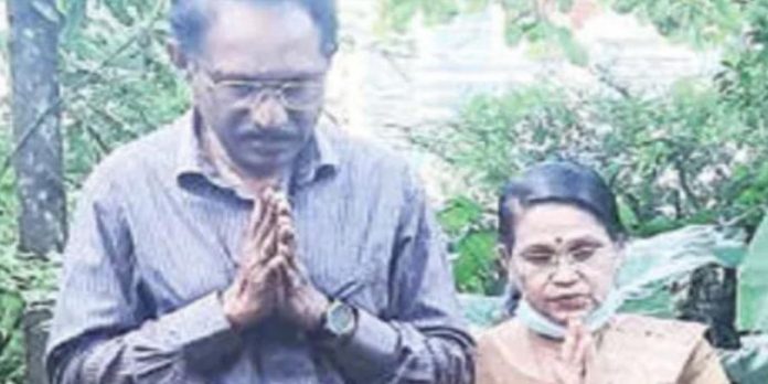 അച്ഛനമ്മമാരുടെ അസ്ഥിത്തറയിൽ പ്രാർഥനയുമായി നിയുക്ത സുപ്രീം കോടതി ജഡ്ജി അച്ഛനമ്മമാരുടെ അസ്ഥിത്തറയിൽ പ്രാർഥനയുമായി നിയുക്ത സുപ്രീം കോടതി ജഡ്ജി