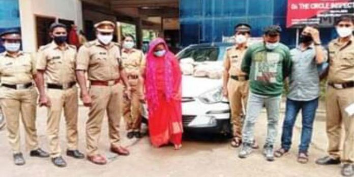 മഞ്ചേരിയില് വന് കഞ്ചാവ് വേട്ട ; പത്തരക്കിലോ കഞ്ചാവുമായി യുവതി ഉള്പ്പെടെ മൂന്നുപേര് പിടിയില് മഞ്ചേരിയില് വന് കഞ്ചാവ് വേട്ട ; പത്തരക്കിലോ കഞ്ചാവുമായി യുവതി ഉള്പ്പെടെ മൂന്നുപേര് പിടിയില്