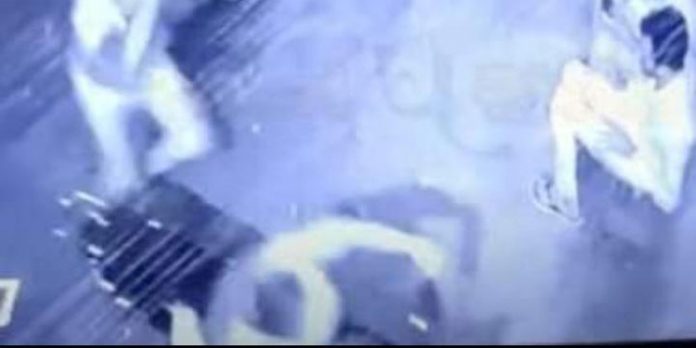 മകളെ പീഡിപ്പിച്ച കേസിലെ പ്രതിയെ അച്ഛന് റോഡിലിട്ട് വെട്ടിക്കൊന്നു മകളെ പീഡിപ്പിച്ച കേസിലെ പ്രതിയെ അച്ഛന് റോഡിലിട്ട് വെട്ടിക്കൊന്നു