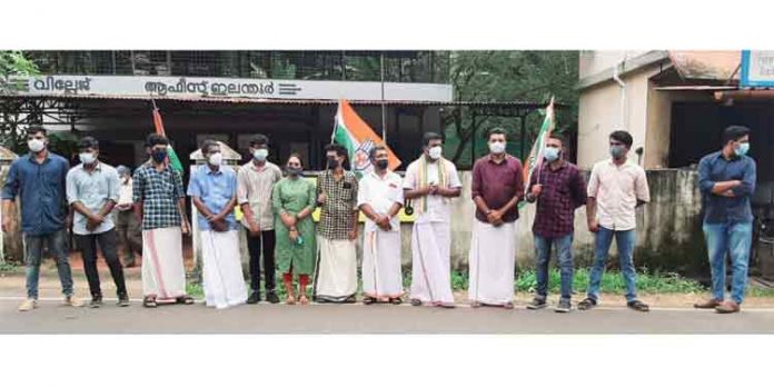 യൂത്ത് കോണ്ഗ്രസ്സ് ഇലന്തൂര് വില്ലേജ് ഓഫീസിനു മുമ്പില് ധര്ണ നടത്തി യൂത്ത് കോണ്ഗ്രസ്സ് ഇലന്തൂര് വില്ലേജ് ഓഫീസിനു മുമ്പില് ധര്ണ നടത്തി