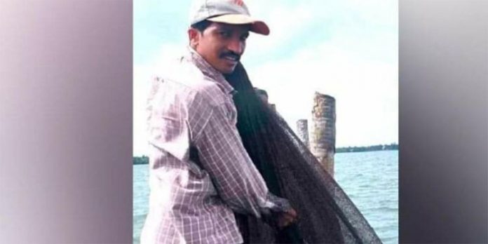ഡോക്ടറേറ്റ് നേടിയിട്ടും ജ്യോതിഷിന് കുടുംബം പുലർത്താൻ വേമ്പനാട്ടുകായലിൽ മത്സ്യബന്ധനം നടത്തണം ഡോക്ടറേറ്റ് നേടിയിട്ടും ജ്യോതിഷിന് കുടുംബം പുലർത്താൻ വേമ്പനാട്ടുകായലിൽ മത്സ്യബന്ധനം നടത്തണം