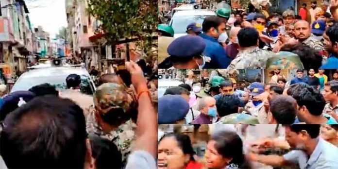 പ്രളയ ബാധിത മേഖല കാണാൻ കേന്ദ്രമന്ത്രി ; ചെളി വാരിയെറിഞ്ഞ് ജനക്കൂട്ടം – രോഷം പ്രളയ ബാധിത മേഖല കാണാൻ കേന്ദ്രമന്ത്രി ; ചെളി വാരിയെറിഞ്ഞ് ജനക്കൂട്ടം – രോഷം