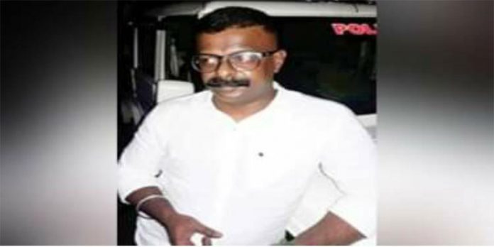 ഭാര്യ കുറ്റപ്പെടുത്തി – പെട്ടെന്നൊരു ദിവസം പോലീസായിമാറി ; നേതാക്കള്ക്കൊപ്പമുള്ള ചിത്രങ്ങളും ഭാര്യ കുറ്റപ്പെടുത്തി – പെട്ടെന്നൊരു ദിവസം പോലീസായിമാറി ; നേതാക്കള്ക്കൊപ്പമുള്ള ചിത്രങ്ങളും