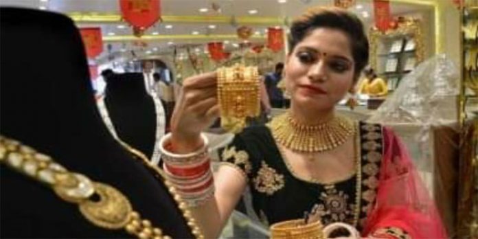 സംസ്ഥാനത്ത് സ്വർണവില ഒറ്റയടിക്ക് ഇടിഞ്ഞത് 600 രൂപ സംസ്ഥാനത്ത് സ്വർണവില ഒറ്റയടിക്ക് ഇടിഞ്ഞത് 600 രൂപ