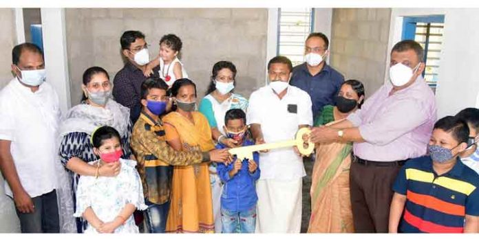 സുനില് ടീച്ചറിന്റെ 214 – മത് സ്നേഹഭവനം ഓണ സമ്മാനമായി വിധവയായ മിനിക്ക് സുനില് ടീച്ചറിന്റെ 214 – മത് സ്നേഹഭവനം ഓണ സമ്മാനമായി വിധവയായ മിനിക്ക്