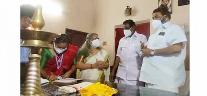 പാരമ്പര്യ തനിമയില് ഉത്രാട കിഴി സമര്പ്പണം നടന്നു പാരമ്പര്യ തനിമയില് ഉത്രാട കിഴി സമര്പ്പണം നടന്നു