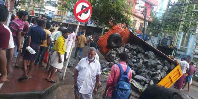 പൈപ്പ് പൊട്ടി ഉണ്ടായ കുഴിയില് ലോറി അകപ്പെട്ടു : വന് അപകടം ഒഴിവായി പൈപ്പ് പൊട്ടി ഉണ്ടായ കുഴിയില് ലോറി അകപ്പെട്ടു : വന് അപകടം ഒഴിവായി