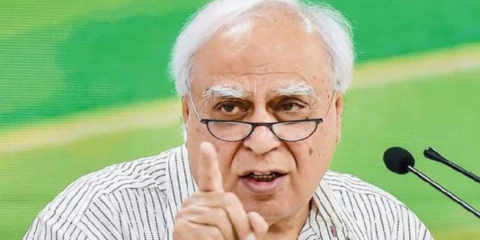 യുവ നേതാക്കൾ കൊഴിഞ്ഞുപോകുന്നു ; സുഷ്മിത ദേവിന്റെ രാജിയിൽ കോൺഗ്രസിനെ വിമർശിച്ച് കപിൽ സിബൽ യുവ നേതാക്കൾ കൊഴിഞ്ഞുപോകുന്നു ; സുഷ്മിത ദേവിന്റെ രാജിയിൽ കോൺഗ്രസിനെ വിമർശിച്ച് കപിൽ സിബൽ
