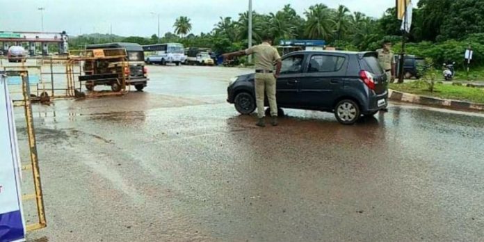കേരളത്തില് നിന്ന് അടിയന്തര സര്വ്വീസുകള് മാത്രമേ പ്രവേശിപ്പിക്കൂ ; കടുത്ത നിയന്ത്രണവുമായി കര്ണാടക കേരളത്തില് നിന്ന് അടിയന്തര സര്വ്വീസുകള് മാത്രമേ പ്രവേശിപ്പിക്കൂ ; കടുത്ത നിയന്ത്രണവുമായി കര്ണാടക