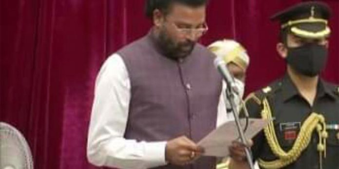 കര്ണാടക മന്ത്രിസഭ പുനഃസംഘടിപ്പിച്ചു ; 29 മന്ത്രിമാര് – ഉപമുഖ്യമന്ത്രിയില്ല ; യെദ്യൂരപ്പയുടെ മകനുമില്ല കര്ണാടക മന്ത്രിസഭ പുനഃസംഘടിപ്പിച്ചു ; 29 മന്ത്രിമാര് – ഉപമുഖ്യമന്ത്രിയില്ല ; യെദ്യൂരപ്പയുടെ മകനുമില്ല