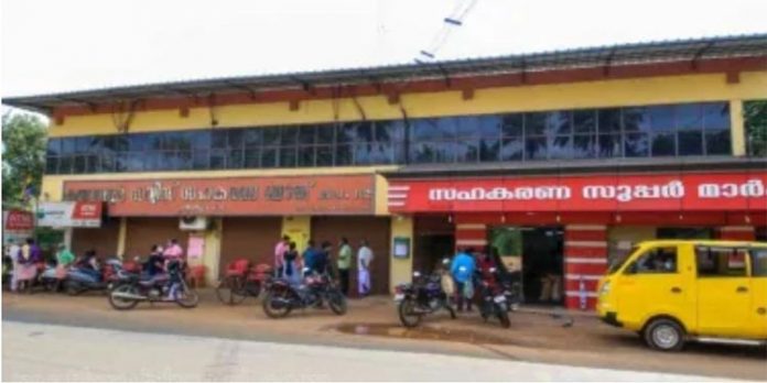 കരുവന്നൂർ തട്ടിപ്പ് ; നിക്ഷേപകരുടെ പ്രതീക്ഷ മന്ത്രിയുടെ ഉറപ്പിൽ കരുവന്നൂർ തട്ടിപ്പ് ; നിക്ഷേപകരുടെ പ്രതീക്ഷ മന്ത്രിയുടെ ഉറപ്പിൽ