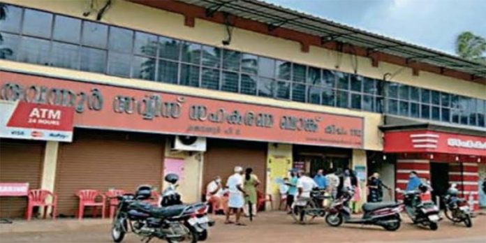 കരുവന്നൂർ ബാങ്ക് തട്ടിപ്പ് : സിപിഎം മുൻ നേതാവിനെ ഇഡി ചോദ്യം ചെയ്യുന്നു കരുവന്നൂർ ബാങ്ക് തട്ടിപ്പ് : സിപിഎം മുൻ നേതാവിനെ ഇഡി ചോദ്യം ചെയ്യുന്നു