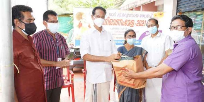 ഖാദി ഉല്പന്നങ്ങള്ക്ക് 30 ശതമാനം വരെ റിബേറ്റ് ; 5000 രൂപ വിലയുള്ള ഖാദി തുണിത്തരങ്ങള് 2999 രൂപയ്ക്ക് ഖാദി ഉല്പന്നങ്ങള്ക്ക് 30 ശതമാനം വരെ റിബേറ്റ് ; 5000 രൂപ വിലയുള്ള ഖാദി തുണിത്തരങ്ങള് 2999 രൂപയ്ക്ക്