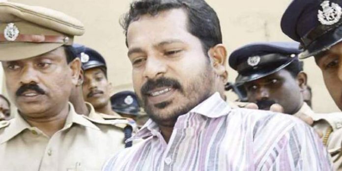 കരിപ്പൂര് സ്വര്ണക്കടത്ത് കേസ് ; കൊടി സുനിയുടെ ഫോണ് വിളിയില് അന്വേഷണം തുടങ്ങി കരിപ്പൂര് സ്വര്ണക്കടത്ത് കേസ് ; കൊടി സുനിയുടെ ഫോണ് വിളിയില് അന്വേഷണം തുടങ്ങി