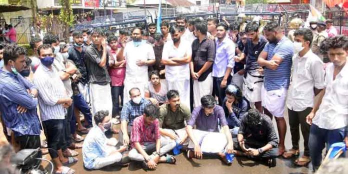 പത്തനംതിട്ടയില് കെ.എസ്.യു കളക്ടറേറ്റ് മാർച്ചിൽ സംഘർഷം പത്തനംതിട്ടയില് കെ.എസ്.യു കളക്ടറേറ്റ് മാർച്ചിൽ സംഘർഷം