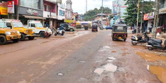 തിരക്കേറിയ കുമ്പഴ ജംഗ്ഷന് കുപ്പിക്കഴുത്താകും ; ഏറ്റെടുത്ത സ്ഥലം വിട്ടുനല്കാതെ കെട്ടിട ഉടമകള് തിരക്കേറിയ കുമ്പഴ ജംഗ്ഷന് കുപ്പിക്കഴുത്താകും ; ഏറ്റെടുത്ത സ്ഥലം വിട്ടുനല്കാതെ കെട്ടിട ഉടമകള്