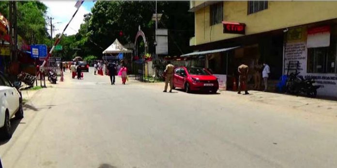 കുമളി ചെക്ക് പോസ്റ്റിൽ പരിശോധന കർശനമാക്കി ; ആർടിപിസിആർ സർട്ടിഫിക്കറ്റില്ലാത്തവരെ കേരളത്തിലേക്ക് കടത്തി വിടില്ല കുമളി ചെക്ക് പോസ്റ്റിൽ പരിശോധന കർശനമാക്കി ; ആർടിപിസിആർ സർട്ടിഫിക്കറ്റില്ലാത്തവരെ കേരളത്തിലേക്ക് കടത്തി വിടില്ല