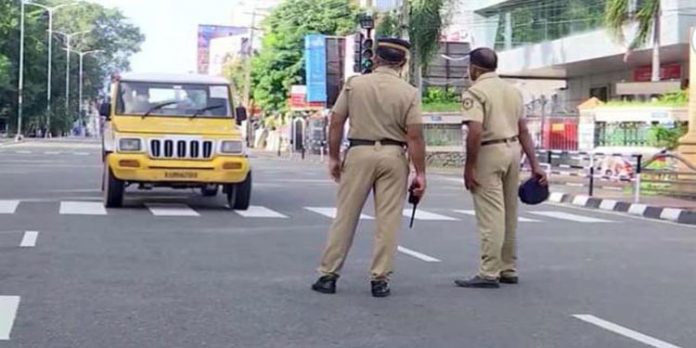 സംസ്ഥാനത്ത് കോവിഡ് നിയന്ത്രണങ്ങള് കര്ശനമാക്കുന്നു? ; തീരുമാനം തിങ്കളാഴ്ച സംസ്ഥാനത്ത് കോവിഡ് നിയന്ത്രണങ്ങള് കര്ശനമാക്കുന്നു? ; തീരുമാനം തിങ്കളാഴ്ച