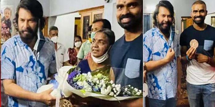 ഇന്ത്യന് ഹോക്കി ടീമംഗം ശ്രീജേഷിനെ വീട്ടിലെത്തി അഭിനന്ദിച്ച് മമ്മൂട്ടി ഇന്ത്യന് ഹോക്കി ടീമംഗം ശ്രീജേഷിനെ വീട്ടിലെത്തി അഭിനന്ദിച്ച് മമ്മൂട്ടി