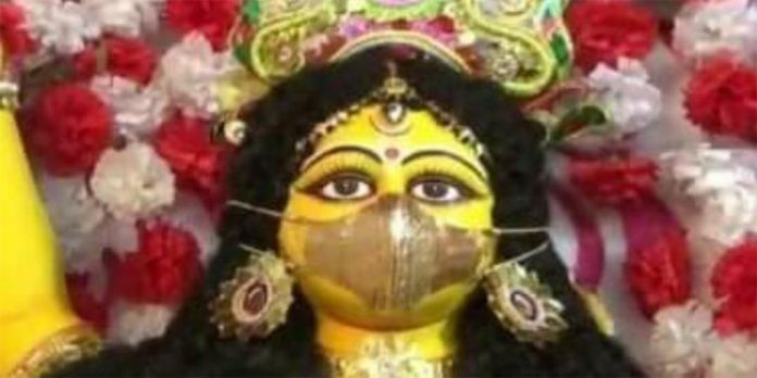 കൊല്ക്കത്തയില് ദുര്ഗാപൂജയ്ക്കായി സ്വര്ണമാസ്ക് ധരിച്ച ദേവീവിഗ്രഹം ഒരുങ്ങുന്നു കൊല്ക്കത്തയില് ദുര്ഗാപൂജയ്ക്കായി സ്വര്ണമാസ്ക് ധരിച്ച ദേവീവിഗ്രഹം ഒരുങ്ങുന്നു