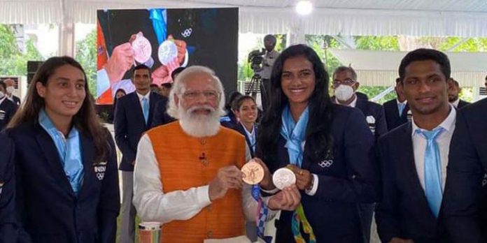 ഒളിംപ്യൻമാര് ഒരു വർഷത്തിനുള്ളിൽ 75 സ്കൂളുകൾ സന്ദർശിക്കൂ ; മോദി : പ്രധാനമന്ത്രിക്ക് സമ്മാനം നല്കി ഒളിംപ്യൻമാര് ഒളിംപ്യൻമാര് ഒരു വർഷത്തിനുള്ളിൽ 75 സ്കൂളുകൾ സന്ദർശിക്കൂ ; മോദി : പ്രധാനമന്ത്രിക്ക് സമ്മാനം നല്കി ഒളിംപ്യൻമാര്